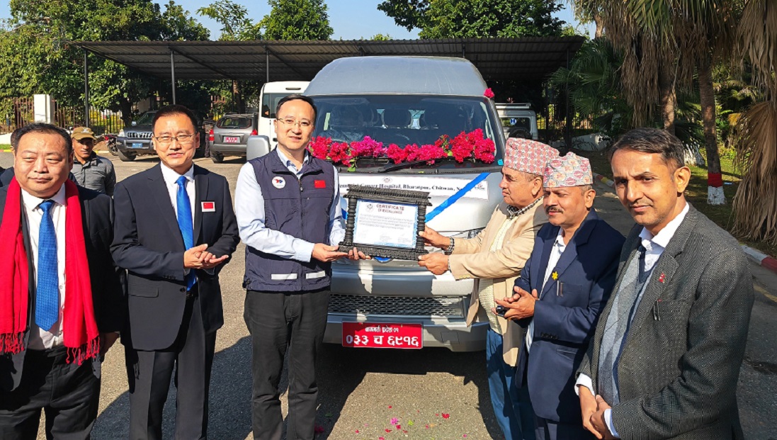 भरतपुर क्यान्सर अस्पताललाई चीनले दियो विद्युतीय गाडी