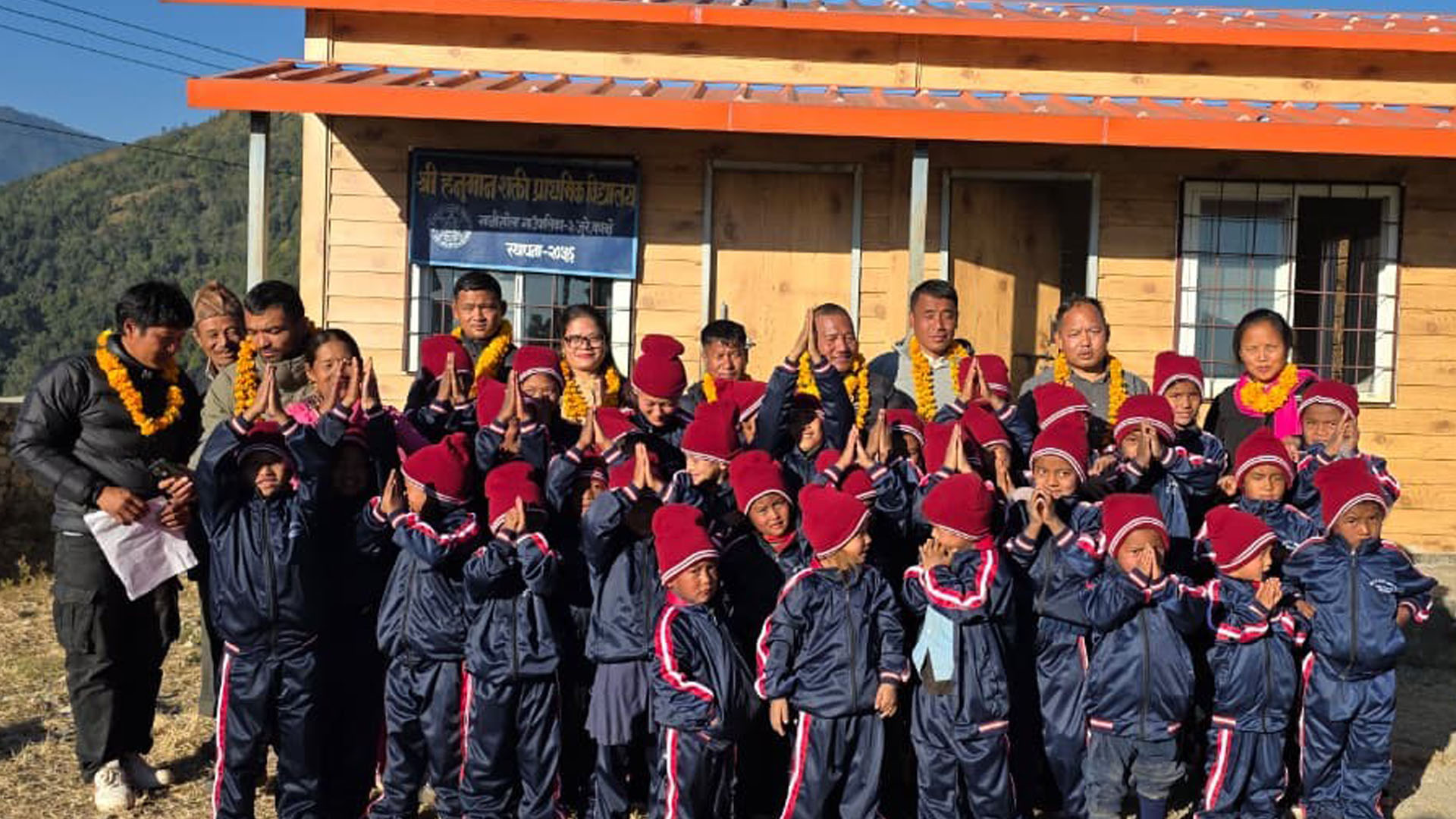 खानीखोलाका ४ वटा विद्यालयका विद्यार्थीलाई न्यानो कपडा वितरण