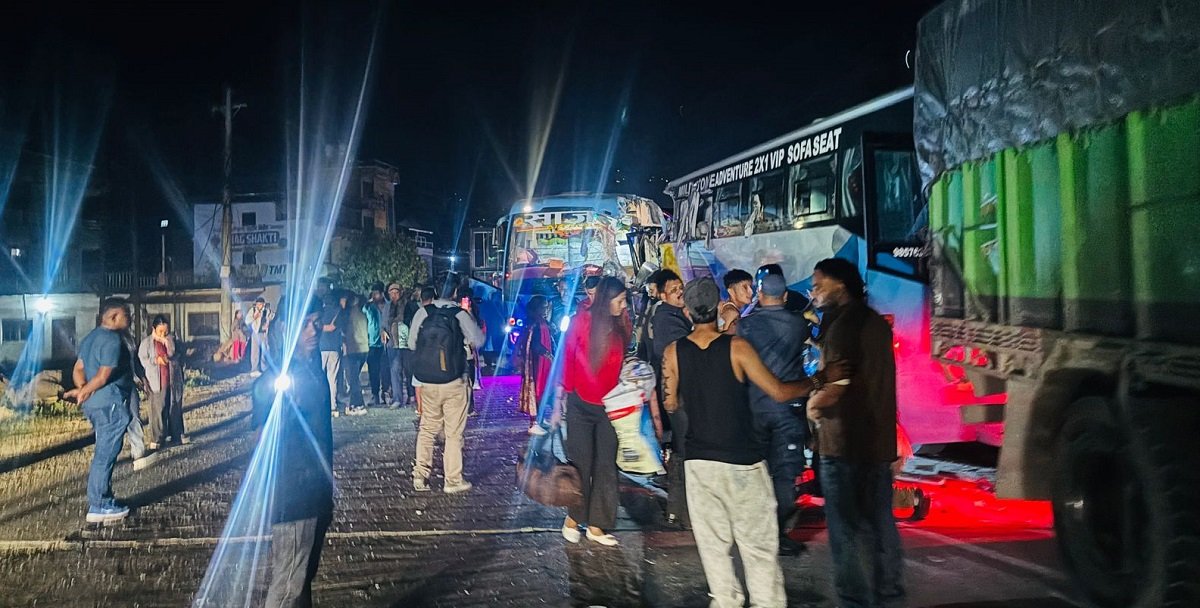 धादिङको बैरेनीमा तीन वटा सवारी साधन एकापसमा ठोक्किँदा ३७ जना घाइते