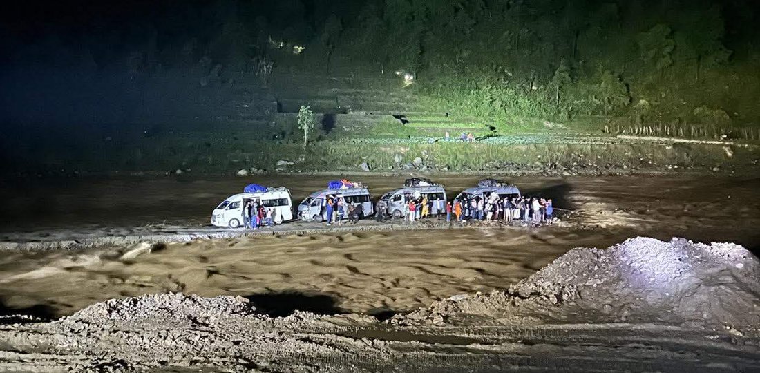 प्रहरीले रोक्दारोक्दै बीपी राजमार्गमा सवारी चलाउने पाँच चालक नियन्त्रणमा