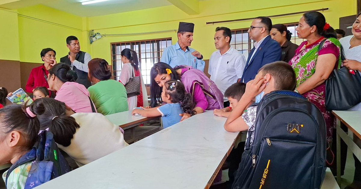 बाढीबाट प्रभावित विद्यार्थीले पढ्न थाले