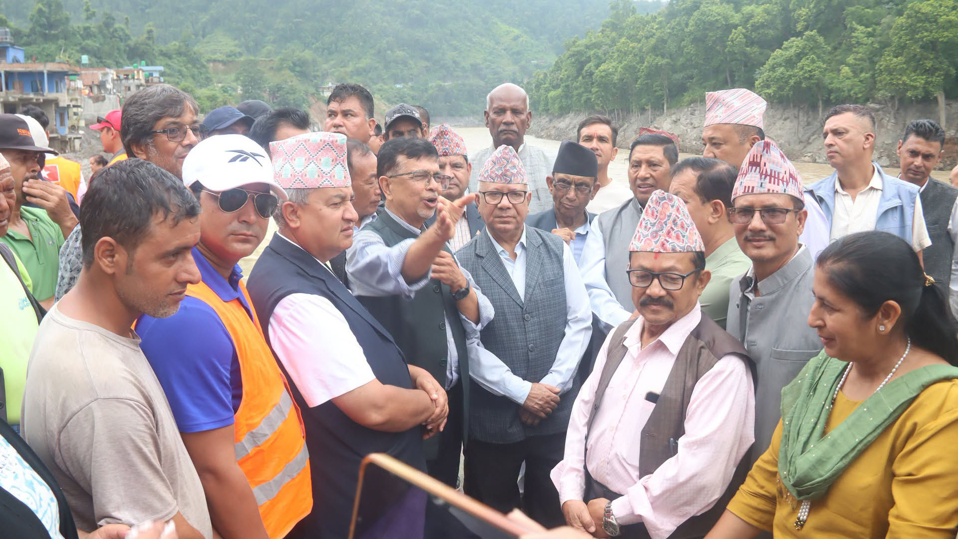 बाढी प्रभावित क्षेत्रको निरीक्षणमा पुगे माधव नेपालसहित नेकपा नेताहरू